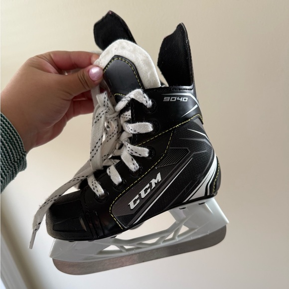 CCM Tacks 9040 Kids Hockey Skates - Picture 3 of 8